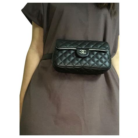 Sac ceinture Chanel CC en cuir d'agneau noir avec détails en